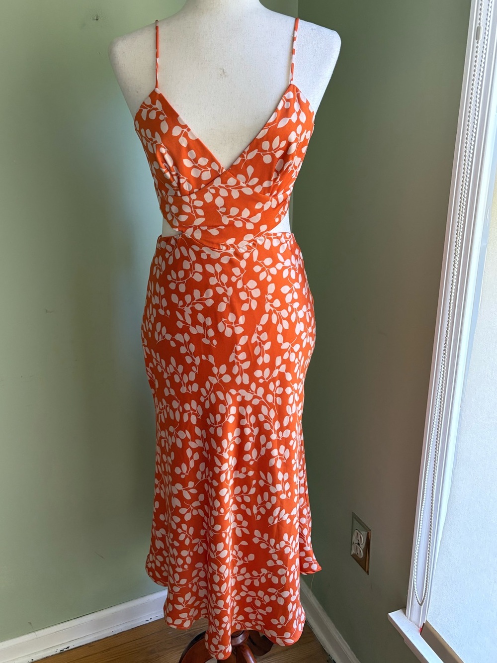 Here Comes the Sun Love Arrow Maxi Dress. Orange/ivory Small. Cut out , back tie
